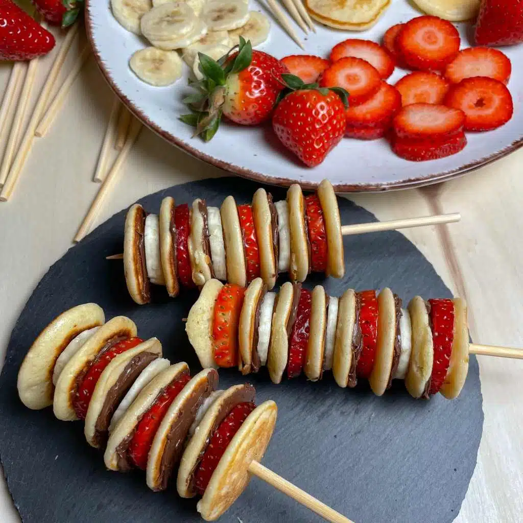 Mini Pancake Spieße mit Erdbeeren, Banane und Schokocreme