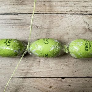 Ostereier für das Ostergeschenk mit einer dünnen Schnur befestigen