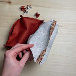 Alle Ecken von der Kosmetiktasche abgenäht und gekürzt