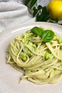 Eine Portion Spaghetti mit Avocado Pesto auf einem Teller