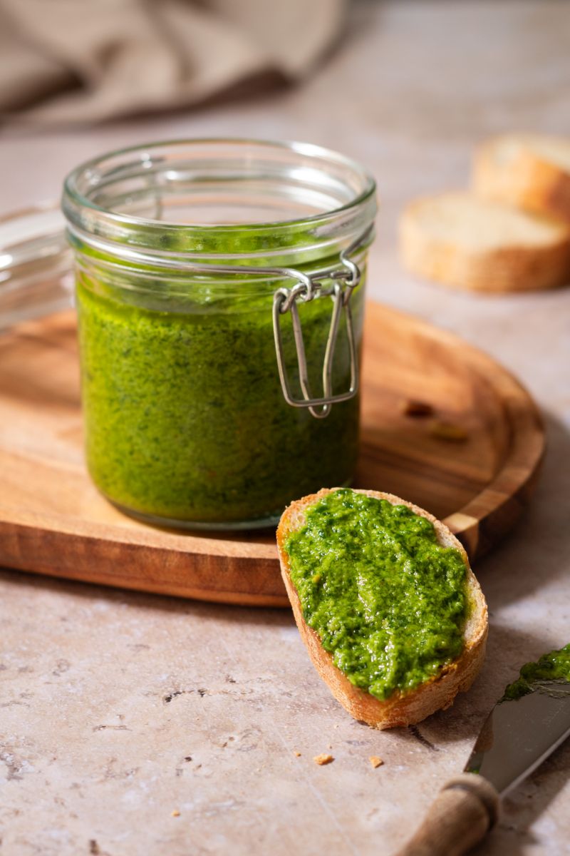 Bärlauchpesto mit Pinienkernen zu Baguette