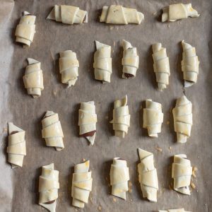 Eingerollter Blätterteig zu kleinen Croissants