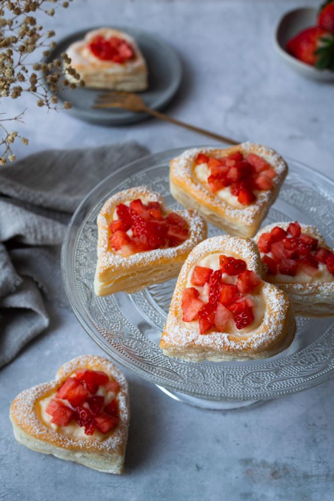 Blätterteig Herzen mit Vanillepudding und Erdbeeren