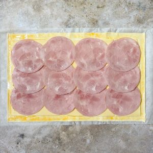Blätterteig mit Schinken und Käse belegt