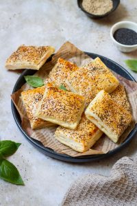 Blätterteigtaschen mit Schinken und Käse auf einem Teller