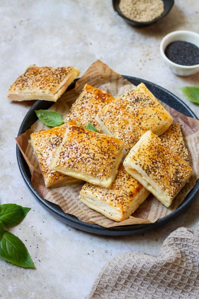 Blätterteigtaschen mit Schinken und Käse auf einem Teller