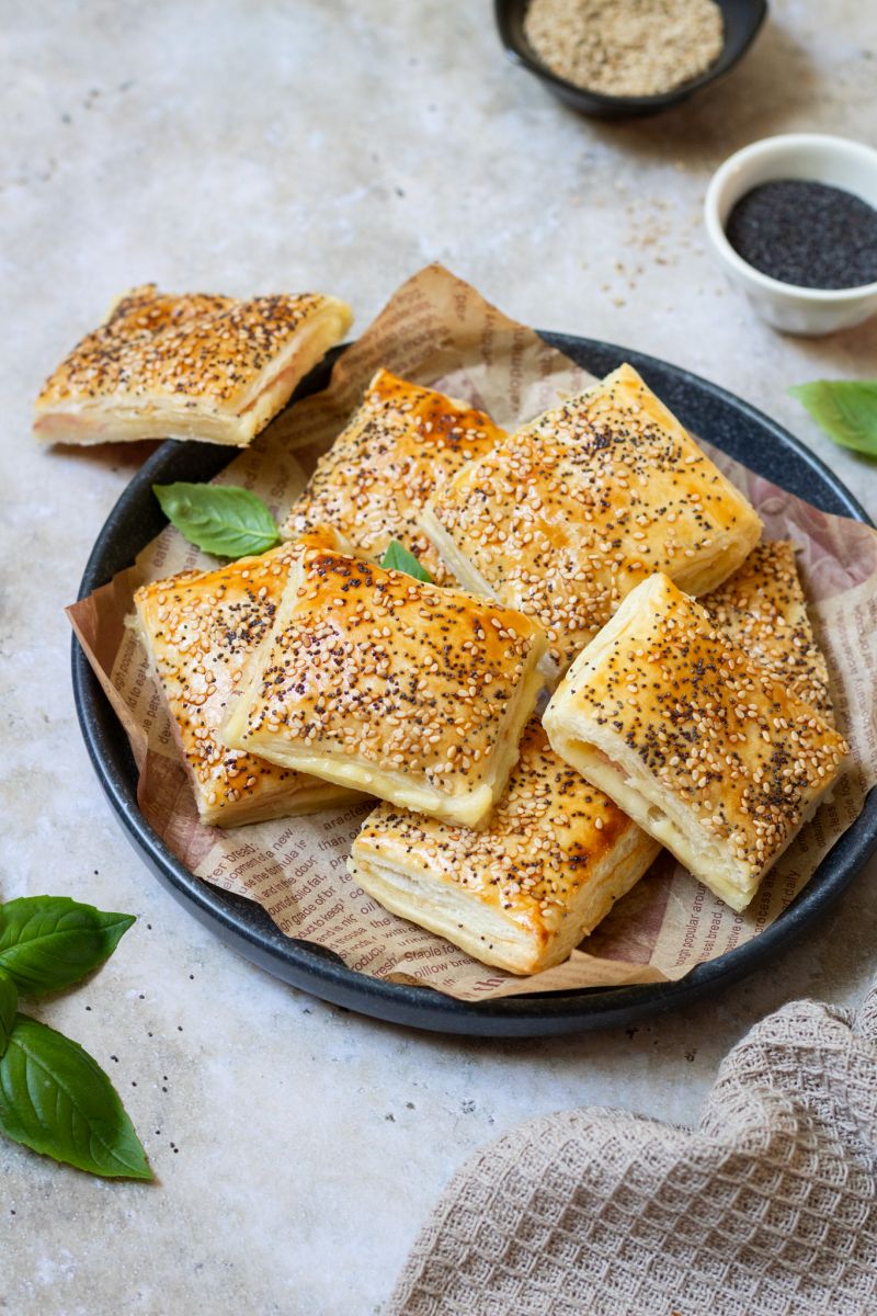 Blätterteigsnack mit Schinken und Käse