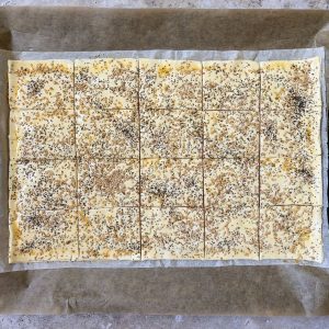 Blätterteig in kleine Quadrate geschnitten