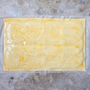 Blätterteig zusammengeklappt und mit Eigelb bestrichen