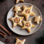 Blätterteig Sterne mit Apfelkompott und Haselnusskrokant serviert