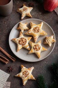 Blätterteig Sterne mit Apfelkompott und Haselnusskrokant serviert