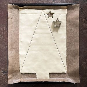 Tannenbaum aus dem Blätterteig ausgeschnitten