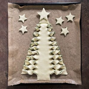 Blätterteig Tannenbaum eingeschnitten und eingedreht