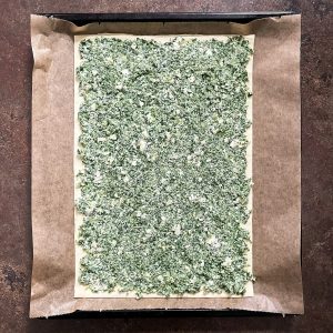 Füllung für den Tannenbaum auf dem Blätterteig verteilt