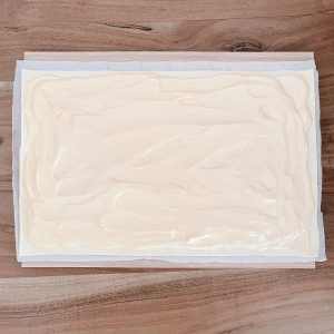 Blätterteig mit Vanillepudding bestrichen