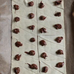 Zugeschnittener Blätterteig mit Schokocreme