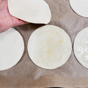 Blätterteigkreise mit Eigelb eingepinselt und bereit für den zweiten Kreis
