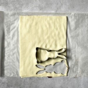 Blätterteighasen aus dem Teig ausstechen