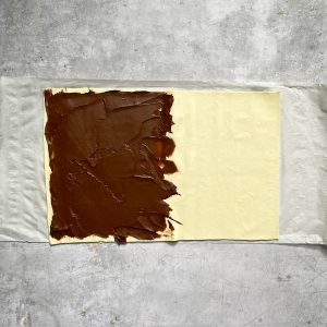 Blätterteig mit Nutella einstreichen für die Blätterteighasen