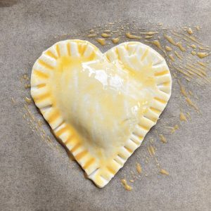 Blätterteigherz gut verschlossen und mit Eigelb eingestrichen