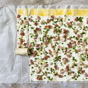 Blätterteig zu Schnecken aufrollen
