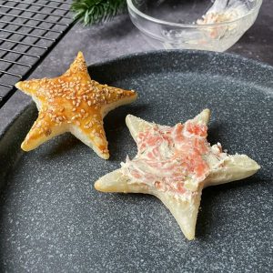 Gebackene Blätterteigsterne mit Lachs-Frischkäse-Füllung