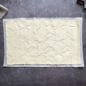 Blätterteigsterne aus dem Teig ausgestochen