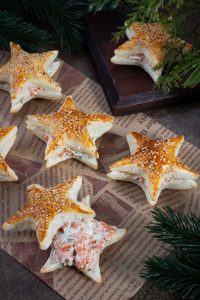 Blätterteigsterne mit Lachs und Frischkäse gefüllt