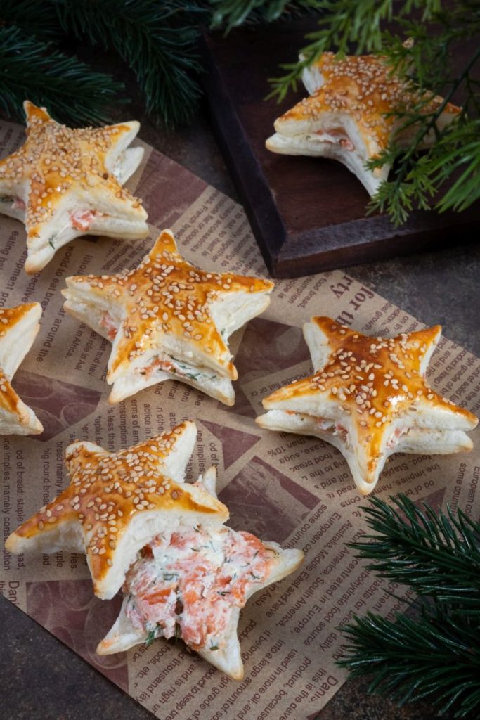 Blätterteigsterne mit Lachs und Frischkäse gefüllt