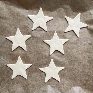 Blätterteigsterne aufeinandergelegt auf Backpapier