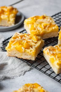 Blechkuchen mit Pfirsich und Mango