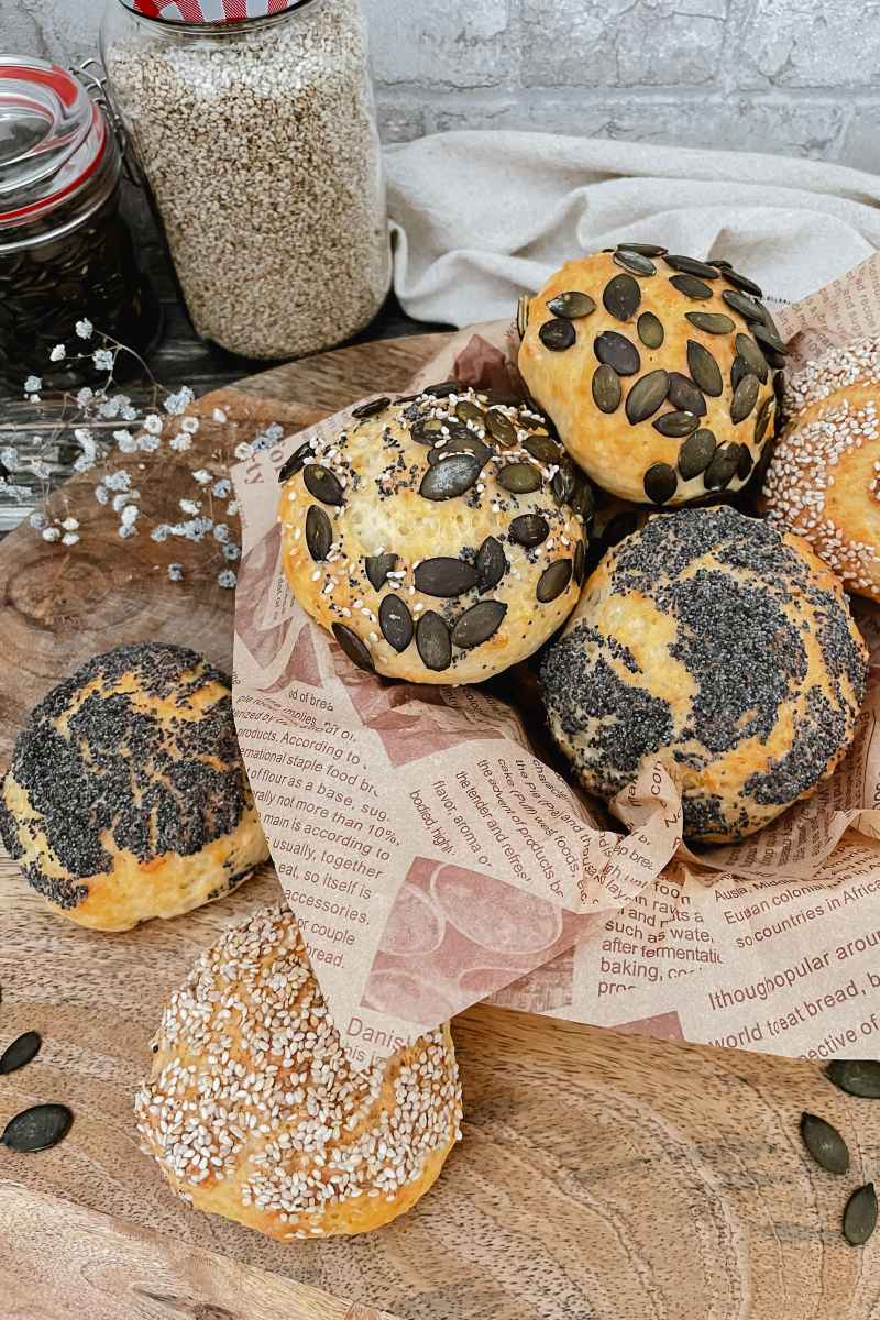 Quarkbrötchen im Brotkorb auf einem Holzbrett