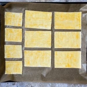 Blätterteig mit Eigelb bestrichen für den Deutschland-Snack
