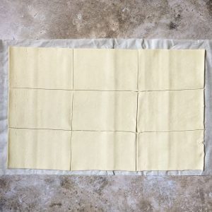 Blätterteig zugeschnitten für den Deutschland-Snack