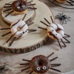 Donut Spinnen mit Mikadostäbchen und Zuckeraugen