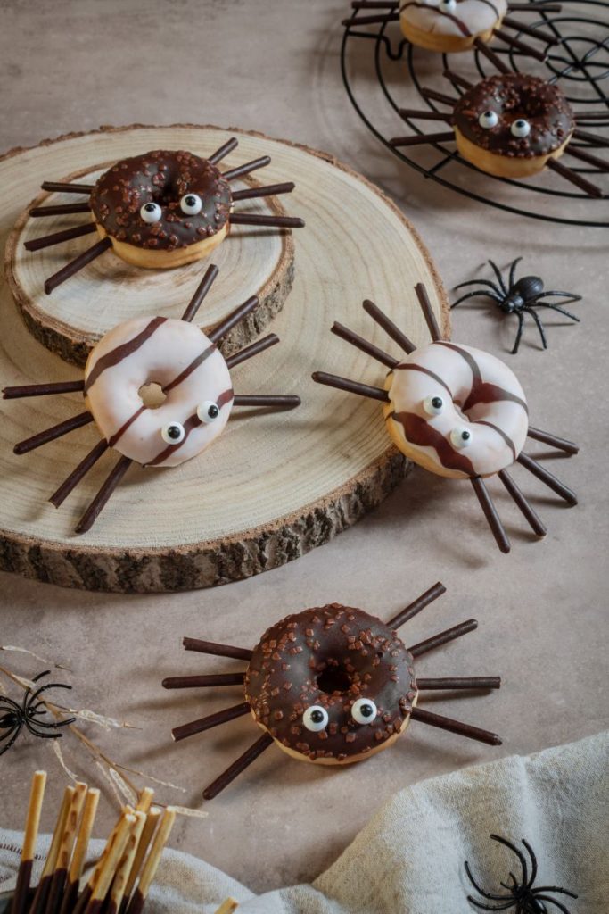Donut Spinnen mit Mikadostäbchen und Zuckeraugen