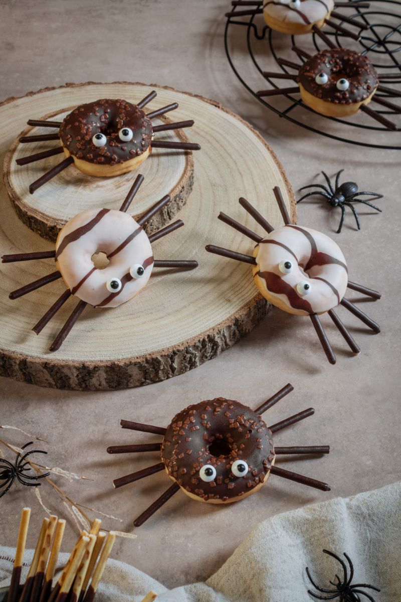 Donut Spinnen mit Mikadostäbchen und Zuckeraugen
