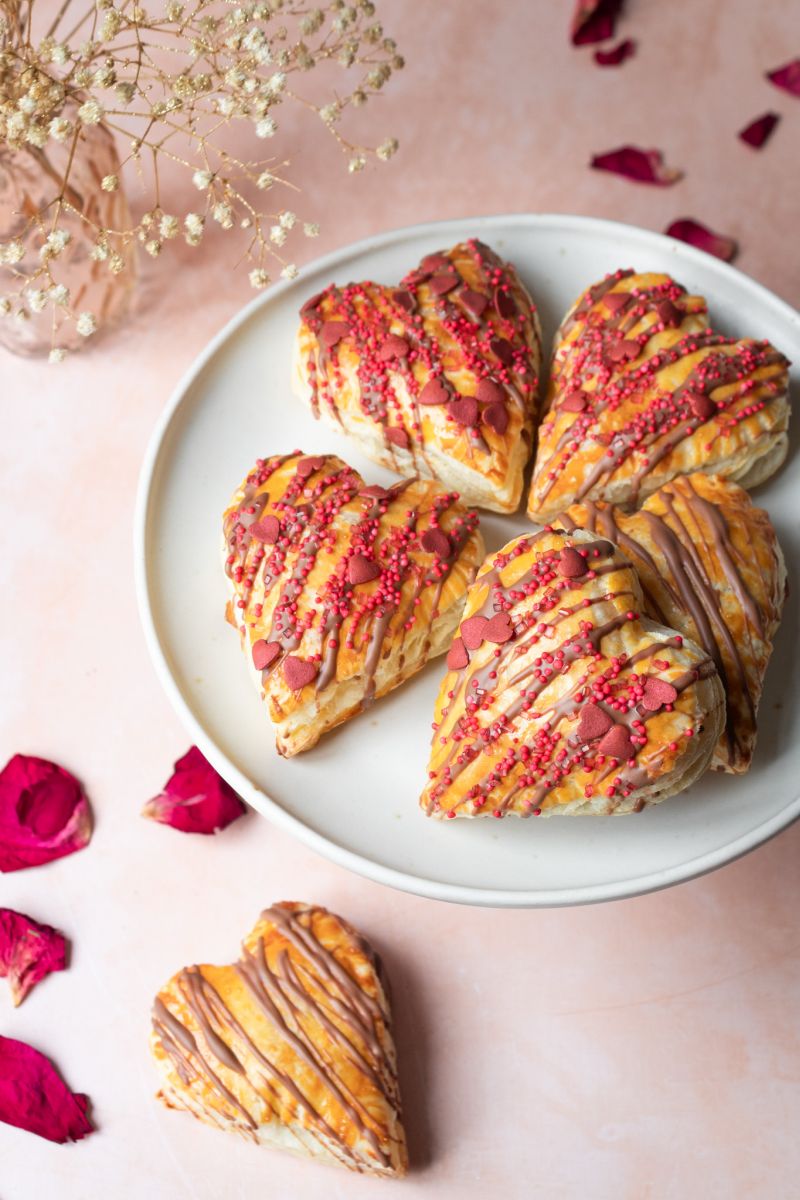 Einfache Blätterteigherzen mit Nutella serviert für Valentinstag
