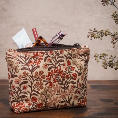 Gefüllte Kosmetiktasche auf einem Holztisch