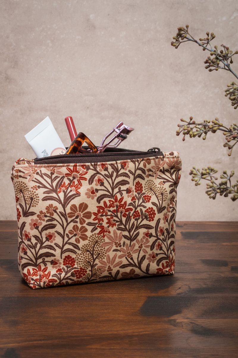 Gefüllte Kosmetiktasche auf einem Holztisch