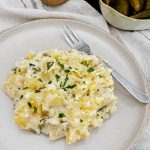 Eine Portion Kartoffelsalat auf einem Teller