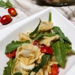 Tortellini Salat serviert in einer weißen Schale