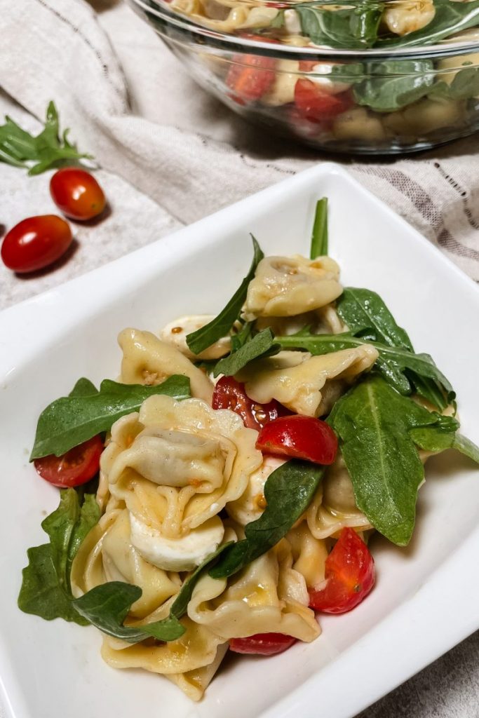 Tortellini Salat serviert in einer weißen Schale