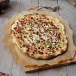 Elsässer Flammkuchen knusprig gebacken