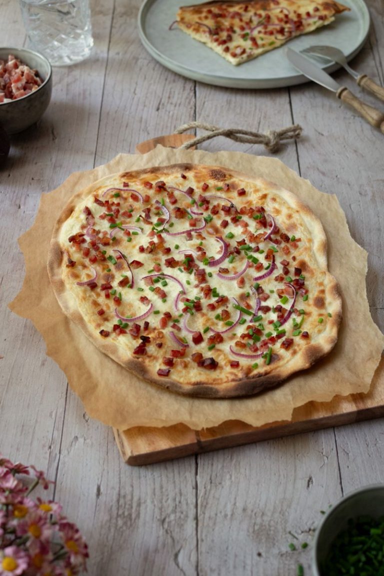 Flammkuchen Elsässer Art mit Speck und Zwiebeln - Rezept