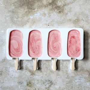 Erdbeer-Joghurt-Mischung in der Eisform