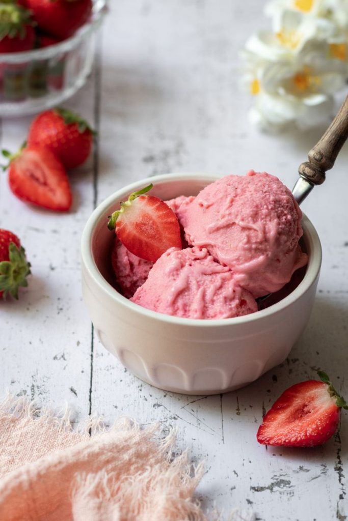 Erdbeereis ohne Eismaschine mit frischen Erdbeeren serviert