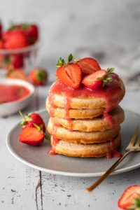 Fluffige Pancakes mit frischen Erdbeeren als Topping