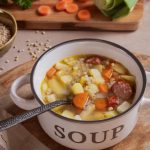 Graupensuppe mit Mettenden serviert in einer Suppenschüssel