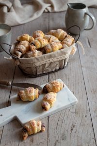 Gebackene mini Croissants aus Blätterteig